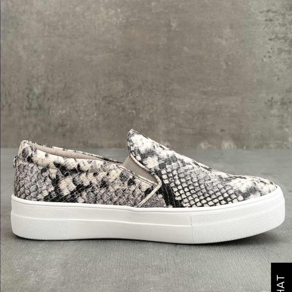 ISO STEVE MADDEN GILLS SLIP ONS